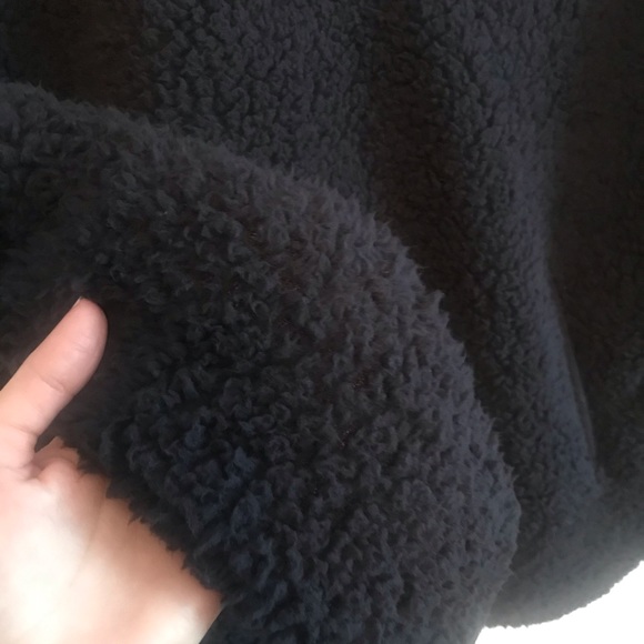 Sherpa pullover in black - Picture 3 of 6